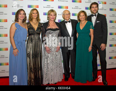 Washington DC, États-Unis. 2 décembre 2017. Norman Lear et sa famille arrivent pour Le Dîner officiel de l'artiste en l'honneur des lauréats du 40ème prix annuel du Kennedy Center, organisé par le secrétaire d'État américain Rex Tillerson au département d'État américain à Washington, DC le samedi 2 décembre 2017. Les lauréats de 2017 sont : la danseuse et chorégraphe américaine Carmen de Lavallade; la chanteuse et comédienne cubaine américaine Gloria Estefan; l'écrivain et producteur américain de télévision Norman Lear; et le musicien américain et producteur de disques Li Credit: MediaPunch Inc/Alay Live News Banque D'Images