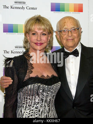 Washington DC, États-Unis. 2 décembre 2017. Norman Lear et sa femme, Lyn, arrivent Pour Le Dîner officiel de l'artiste en l'honneur des lauréats du 40ème prix annuel du Kennedy Center, organisé par le secrétaire d'État américain Rex Tillerson au département d'État américain à Washington, DC le samedi 2 décembre 2017. Les lauréats de 2017 sont : la danseuse et chorégraphe américaine Carmen de Lavallade; la chanteuse et comédienne cubaine américaine Gloria Estefan; l'écrivain et producteur américain de télévision Norman Lear; et le musicien américain et producteur de disques crédit: MediaPunch Inc/Alay Live News Banque D'Images