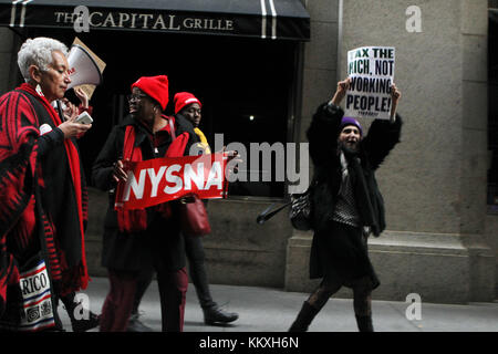 New York, NY, États-Unis. 2 décembre 2017. Les manifestants assistent à la manifestation contre le plan fiscal des républicains du Congrès, qui s'est tenue dans la région de Wall Street le 2 décembre 2017 dans le quartier de Lower Manhattan à New York. Crédit: Mpi43/Media Punch/Alay Live News Banque D'Images