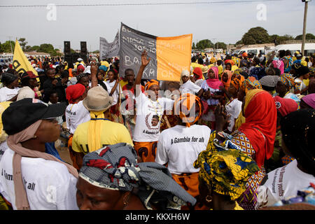 La Gambie. 2 décembre 2017. Des milliers de personnes de l'ensemble de la Gambie sont réunis pour célébrer le président Adama Garrot d'une année anniversaire célébration à l'Buffer-Zone football park à Latrikunda, la Gambie. Les personnes sont considérées des chants et des danses au cours de la célébration. Credit : ZEN - Zaneta Razaite / Alamy Live News Banque D'Images