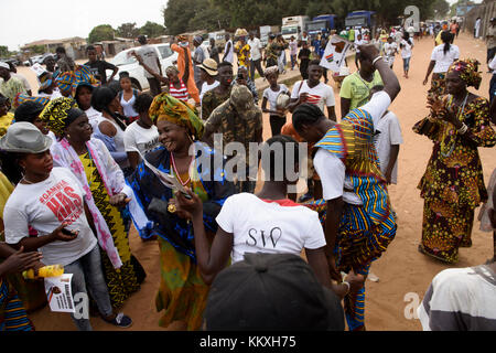 La Gambie. 2 décembre 2017. Des milliers de personnes de l'ensemble de la Gambie sont réunis pour célébrer le président Adama Garrot d'une année anniversaire célébration à l'Buffer-Zone football park à Latrikunda, la Gambie. Les personnes sont considérées des chants et des danses au cours de la célébration. Credit : ZEN - Zaneta Razaite / Alamy Live News Banque D'Images