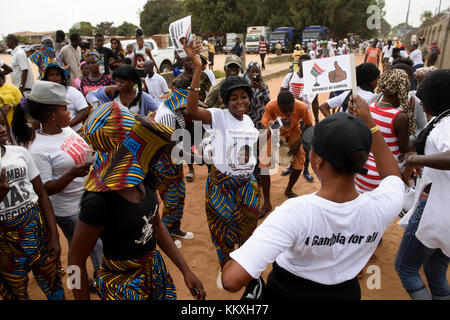 La Gambie. 2 décembre 2017. Des milliers de personnes de l'ensemble de la Gambie sont réunis pour célébrer le président Adama Garrot d'une année anniversaire célébration à l'Buffer-Zone football park à Latrikunda, la Gambie. Les personnes sont considérées des chants et des danses au cours de la célébration. Credit : ZEN - Zaneta Razaite / Alamy Live News Banque D'Images