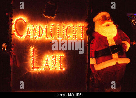 Woodland Hills, USA. 09Th Dec 2017. Une vue générale de l'atmosphère de lumières de Noël et affiche sur Candy Cane Lane le 2 décembre 2017 à Woodland Hills, en Californie. Credit : Barry King/Alamy Live News Banque D'Images