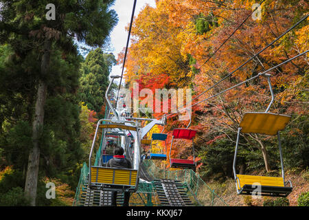 Mont Takao, Japon. 2 décembre 2017. Beaucoup de gens visitent le Mont Takao et apprécient le feuillage d'automne le premier week-end de décembre. Crédit: Yuichiro Tashiro crédit: y.location/Alay Live News Banque D'Images