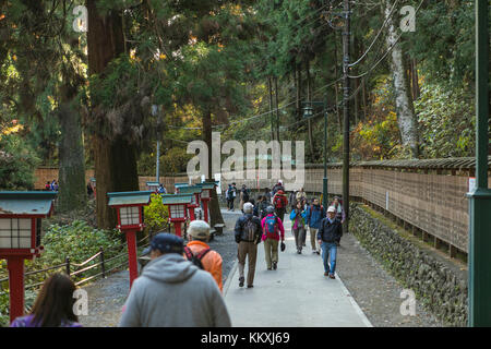 Mont Takao, Japon. 2 décembre 2017. Beaucoup de gens visitent le Mont Takao et apprécient le feuillage d'automne le premier week-end de décembre. Crédit: Yuichiro Tashiro crédit: y.location/Alay Live News Banque D'Images