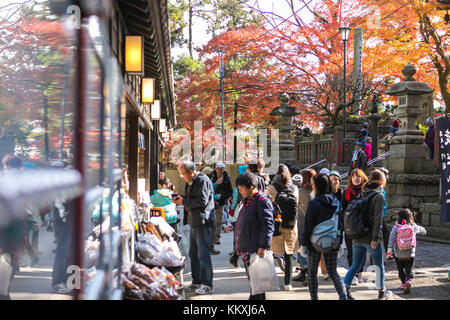 Mont Takao, Japon. 2 décembre 2017. Beaucoup de gens visitent le Mont Takao et apprécient le feuillage d'automne le premier week-end de décembre. Crédit: Yuichiro Tashiro crédit: y.location/Alay Live News Banque D'Images