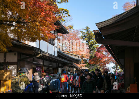 Mont Takao, Japon. 2 décembre 2017. Beaucoup de gens visitent le Mont Takao et apprécient le feuillage d'automne le premier week-end de décembre. Crédit: Yuichiro Tashiro crédit: y.location/Alay Live News Banque D'Images