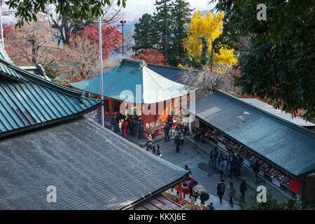 Mont Takao, Japon. 2 décembre 2017. Beaucoup de gens visitent le Mont Takao et apprécient le feuillage d'automne le premier week-end de décembre. Crédit: Yuichiro Tashiro crédit: y.location/Alay Live News Banque D'Images