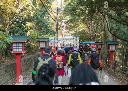 Mont Takao, Japon. 2 décembre 2017. Beaucoup de gens visitent le Mont Takao et apprécient le feuillage d'automne le premier week-end de décembre. Crédit: Yuichiro Tashiro crédit: y.location/Alay Live News Banque D'Images