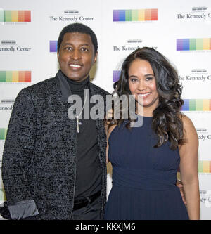 Washington DC, États-Unis. 2 décembre 2017. Kenneth ''Babyface'' Edmonds et Nicole Edmonds arrivent pour le dîner officiel de l'artiste en l'honneur des récipiendaires de la 40e cérémonie annuelle des honneurs du Kennedy Center organisée par le secrétaire d'État des États-Unis Rex Tillerson au département d'État américain à Washington, DC, le samedi 2 décembre 2017. Les lauréats de 2017 sont : la danseuse et chorégraphe américaine Carmen de Lavallade ; la chanteuse-compositrice et actrice cubaine américaine Gloria Estefan ; l'artiste hip-hop américaine et icône du divertissement LL COOL J ; l'écrivain américain de télévision et pro Credit : ZUMA Press, Inc/Alamy Live News Banque D'Images