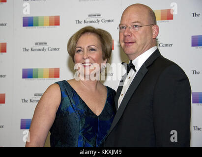 Washington DC, États-Unis. 2 décembre 2017. Le tromboniste Peter Ellefson, à droite, et son invité arrivent pour le dîner officiel de l'artiste honorant les récipiendaires de la 40e édition annuelle du Kennedy Center Honors organisé par le secrétaire d'État des États-Unis Rex Tillerson au département d'État américain à Washington, DC le samedi 2 décembre 2017. Les lauréats de 2017 sont : la danseuse et chorégraphe américaine Carmen de Lavallade ; la chanteuse-compositrice et actrice cubaine américaine Gloria Estefan ; l'artiste hip-hop américaine et icône du divertissement LL COOL J ; crédit : ZUMA Press, Inc/Alamy Live News Banque D'Images