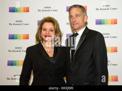 Renee Fleming et son mari, Tim Jessell, arrivent pour le dîner officiel de l'artiste en l'honneur des récipiendaires de la 40e édition annuelle du Kennedy Center Honors organisé par le secrétaire d'État des États-Unis Rex Tillerson au Département d'État américain à Washington, DC, le samedi 2 décembre 2017. Les lauréats de 2017 sont : la danseuse et chorégraphe américaine Carmen de Lavallade ; la chanteuse-compositrice et actrice cubaine américaine Gloria Estefan ; l'artiste hip-hop américain et icône du divertissement LL COOL J ; le scénariste et producteur de télévision américain Norman Lear ; et le musicien et producteur de disques américain Lionel Richie. Crédit : Banque D'Images