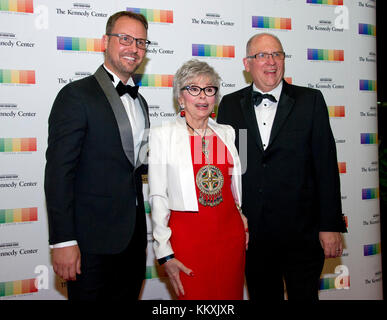 De Gauche À Droite, Le Producteur Brent Miller, 2015 Kennedy Center Honoree Rita Moreno, Et le directeur John Ferguson se présente pour Le Dîner officiel de l'artiste en l'honneur des lauréats du 40ème prix annuel du Kennedy Center, organisé par le secrétaire d'État américain Rex Tillerson au département d'État américain à Washington, DC le samedi 2 décembre 2017. Les lauréats de 2017 sont : la danseuse et chorégraphe américaine Carmen de Lavallade; la chanteuse et comédienne cubaine américaine Gloria Estefan; l'artiste et l'icône de divertissement hip hop américain LL COOL J; l'écrivain et producteur américain de télévision Norman Lear; et Amer Banque D'Images