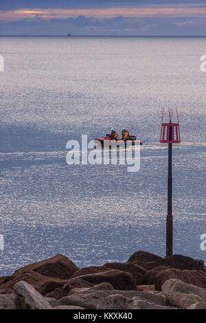 London, UK. 3 Décembre, 2017. L'équipage de sauvetage Sidmouth sur une répétition percer tôt le dimanche matin sur une mer calme, à l'aide de la plus petite de leurs deux embarcations. Sauvetage Sidmouth n'est pas financé par le RNLI, mais soutenu et doté entièrement par la communauté locale. Credit Photo : Alamy/Central Live News Banque D'Images