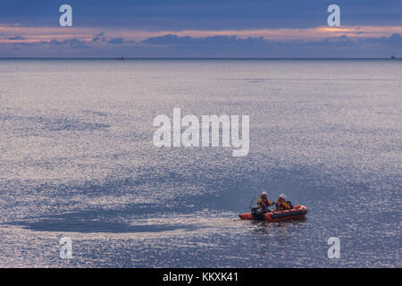 London, UK. 3 Décembre, 2017. L'équipage de sauvetage Sidmouth sur une répétition percer tôt le dimanche matin sur une mer calme, à l'aide de la plus petite de leurs deux embarcations. Sauvetage Sidmouth n'est pas financé par le RNLI, mais soutenu et doté entièrement par la communauté locale. Credit Photo : Alamy/Central Live News Banque D'Images