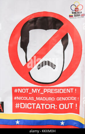 Londres, Royaume-Uni. 19Th mar, 2017. un seul manifestant à l'extérieur de Downing Street contre la récente vague de répression politique et de la répression par le gouvernement vénézuélien de Nicolas Maduro et l'actuelle situation politique crédit : amer ghazzal/Alamy live news Banque D'Images