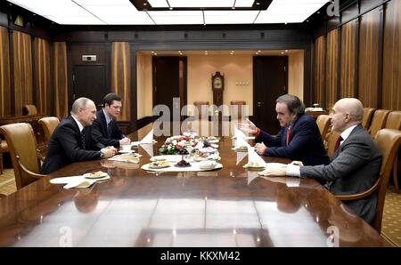 Journaliste et réalisateur Oliver Stone, droite, au cours d'une réunion avec le président russe Vladimir Poutine au Kremlin, le 2 décembre 2017 à Moscou, Russie. Banque D'Images