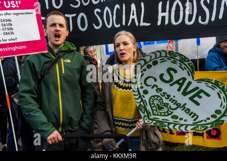 2 décembre 2017 - Londres, Royaume-Uni. 2 décembre 2017. Une chanson puissante nous rappelle que le logement concerne les maisons à but non lucratif lors du rassemblement par les résidents de Cressingham Gardens à la mairie de Lambeth où ils avaient pris une pétition appelant le conseil de Lambeth à organiser un vote des résidents sur leurs plans de démolir le domaine. Depuis la dernière conférence du parti travailliste, la politique du parti est qu'aucune démolition des propriétés du conseil municipal ne devrait avoir lieu sans consentement, mais le conseil municipal de Lambeth semble déterminé à ignorer cela et à poursuivre ses plans pour une soi-disant "régénération" qui verrait les 300 maisons démolies, sans aucune Banque D'Images