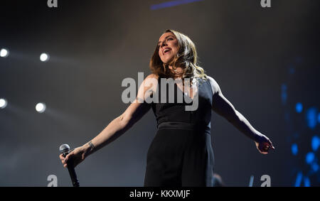 Hambourg, Allemagne. 1er décembre 2017. La chanteuse britannique Melanie Chisholm se produit sur scène lors de la « nuit des Proms » à la Barclaycard Arena à Hambourg, en Allemagne, le 1er décembre 2017. Crédit : Daniel Reinhardt/dpa/Alamy Live News Banque D'Images