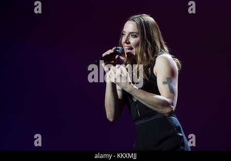 Hambourg, Allemagne. 1er décembre 2017. La chanteuse britannique Melanie Chisholm se produit sur scène lors de la « nuit des Proms » à la Barclaycard Arena à Hambourg, en Allemagne, le 1er décembre 2017. Crédit : Daniel Reinhardt/dpa/Alamy Live News Banque D'Images