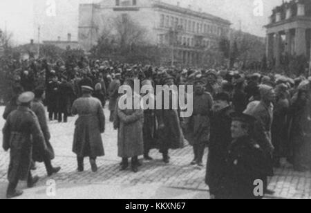 Cet événement a eu lieu sur la place Nakhimov à Sébastopol le 8 octobre 1917, lors d’une manifestation politique, probablement liée aux turbulences de la Révolution russe. Banque D'Images