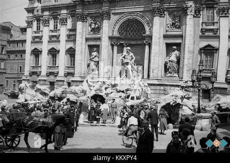 Une carte postale de 1934 montrant une scène de la fontaine de Trevi à Rome, en Italie, capture l'atmosphère culturelle de l'époque. La carte postale est remarquable pour sa représentation historique de ce monument emblématique, une attraction touristique clé de Rome. Banque D'Images