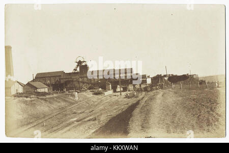 Cette photographie, datant d'environ 1907, montre une tête piédestée à Hughesovka, une zone industrielle historique en Ukraine, connue pour ses activités minières et sidérurgiques au début du XXe siècle. Banque D'Images