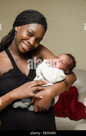 Belle African American Mother Holding Newborn Baby Boy Banque D'Images