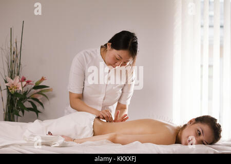 Le corps de la femme sur l'acupuncture - aiguilles bâtons médecin, Close up Banque D'Images