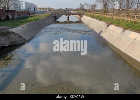 Canal d'irrigation Diramatore à Vigevano Trecate (Novara, Italie) Banque D'Images