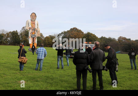 La Edenbridge Bonfire Society révèle son gars célèbre avant sa célèbre soirée de feu de joie. Cette année, une effigie de disgrâce le producteur de films Harvey Weinstein sera brûlée lors de la célébration du samedi 4 novembre. Avec la participation des artistes : Harvey Weinstein où : Edenbridge, Royaume-Uni quand : 01 Nov 2017 crédit : David Sims/WENN.com Banque D'Images