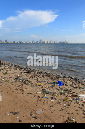 Déchets éparpillés dans Chowpatty beach, USA. Banque D'Images