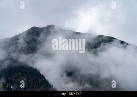 Les nuages suspendus dans la montagne Banque D'Images