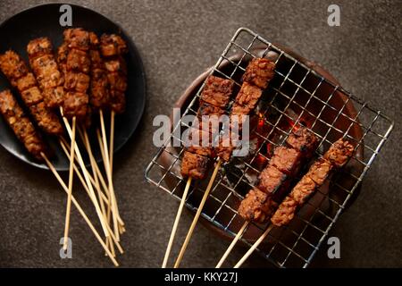 Sate Kere, le tempeh populaires de Satay / Solo Surakarta, centre de Java Banque D'Images