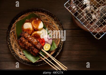 Sate Kere, le tempeh populaires de Satay / Solo Surakarta, centre de Java Banque D'Images