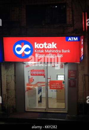 ATM Kotak Mahindra Bank au centre-ville de Mumbai en Inde. Kotak Mahindra Bank est une banque du secteur privé indien basé à Mumbai en Inde. Banque D'Images