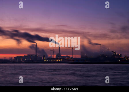 Lever du soleil au-dessus d'une usine chimique dans la dutch dordrecht sur les rives de la rivière beneden-Merwede Banque D'Images