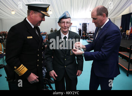 Thomas Cunningham, de Mullingar, reçoit sa médaille de ministre responsable de la Défense, Paul Kehoe (à droite)et chef d'état-major des Forces de défense Chris à Mellettat Custume Barracks, Athlone, où la présentation d'un Bonn Jadotville (Le Jadotville Médaille), aux anciens combattants et aux parents de ceux qui ont servi un 35e Bataillon d'infanterie de l'entreprise qui se sont battus à la bataille de Jadotville en septembre 1961. Banque D'Images