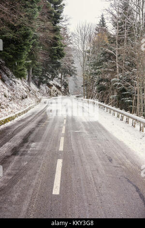 La neige et la route glacée dans les Vosges, en France, au début de l'hiver. Banque D'Images