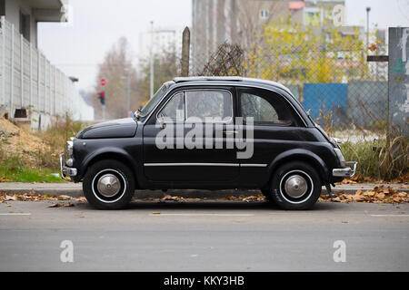 Ancienne Fiat 500 noire sur la rue du nouveau Belgrade, Belgrade, Serbie Banque D'Images