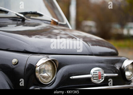 Close up of old avant Fiat 500 noire sur la rue du nouveau Belgrade, Belgrade, Serbie Banque D'Images