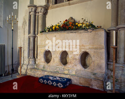 Au début C 13e culte contenant les reliques de St Candida (St Wite) dans n transept de St Candida & Holy Cross Church, Whitchurch Canonicorum, Dorset, UK. Banque D'Images