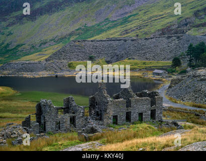 Voir au NNE de caserne de deux étages, fonctionnement en ardoise et des déchets Les conseils au sud de Llyn Cwmorthin Victorian ardoise près de Blaenau Ffestiniog, Pays de Galles, Royaume-Uni. Banque D'Images