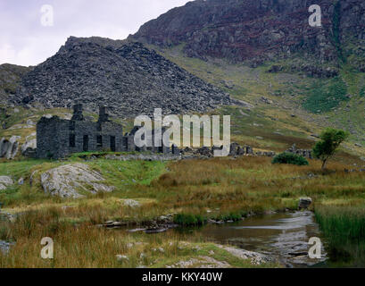 Conseils des déchets, fonctionnement en ardoise et deux étages à l'extrémité sud de la caserne de Llyn Cwmorthin Victorian ardoise près de Blaenau Ffestiniog, Pays de Galles, Royaume-Uni. Banque D'Images