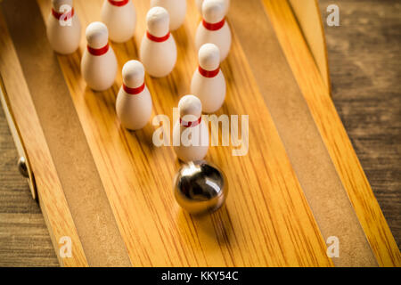 Balle frappant dans un mini bowling wood lane Banque D'Images