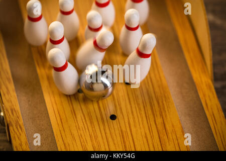 Balle frappant dans un mini bowling wood lane Banque D'Images