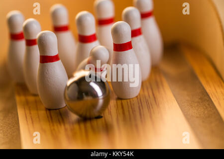Balle frappant dans un mini bowling wood lane Banque D'Images
