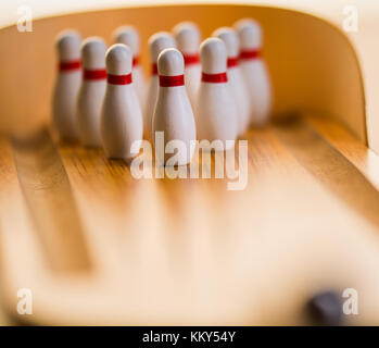 Balle frappant dans un mini bowling wood lane Banque D'Images