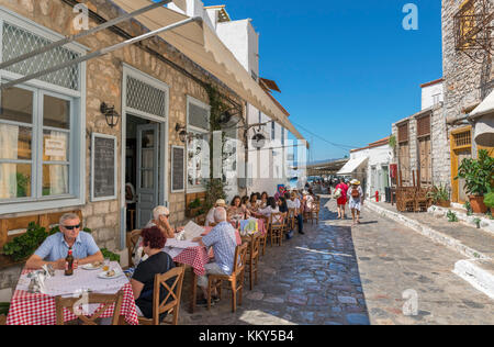 Taverne grecque traditionnelle sur une rue typique près du port, de la ville d''Hydra, Hydra, îles saroniques, Grèce Banque D'Images