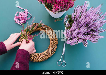 Bricolage, femme, détail, mains, décoration d'automne, couronne de saule, Heather Banque D'Images